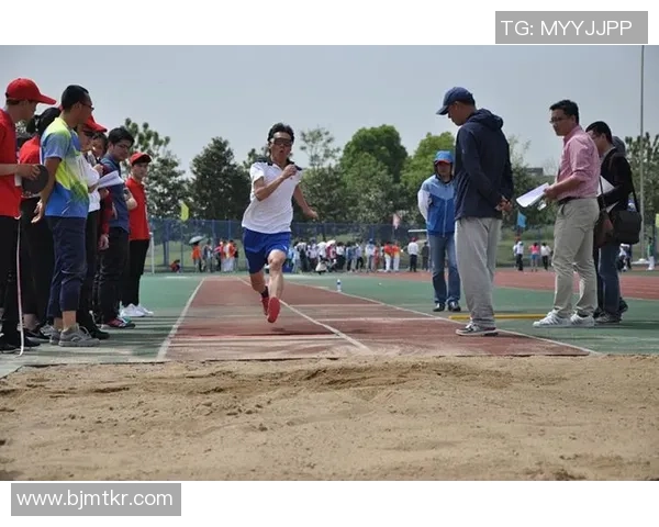 足球明星风采尽显 赛场英姿定格瞬间展示荣耀与激情