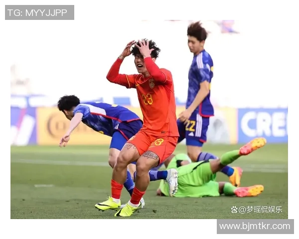 足球球星比赛中遭观众扔钱引发现场争议与体育精神讨论